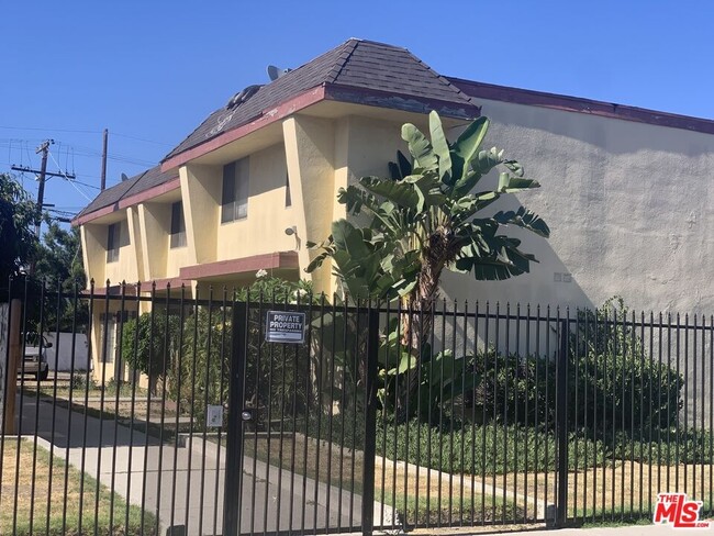 The Lazell Rodgers Apartments in Los Angeles, CA - Foto de edificio - Building Photo