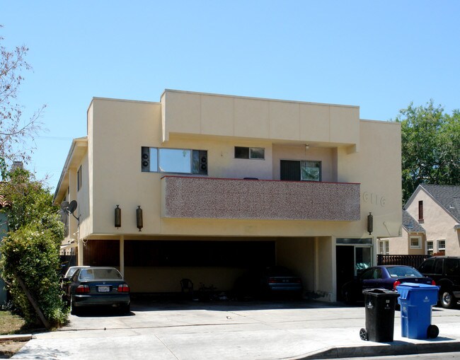 6116 Cashio St in Los Angeles, CA - Foto de edificio - Building Photo