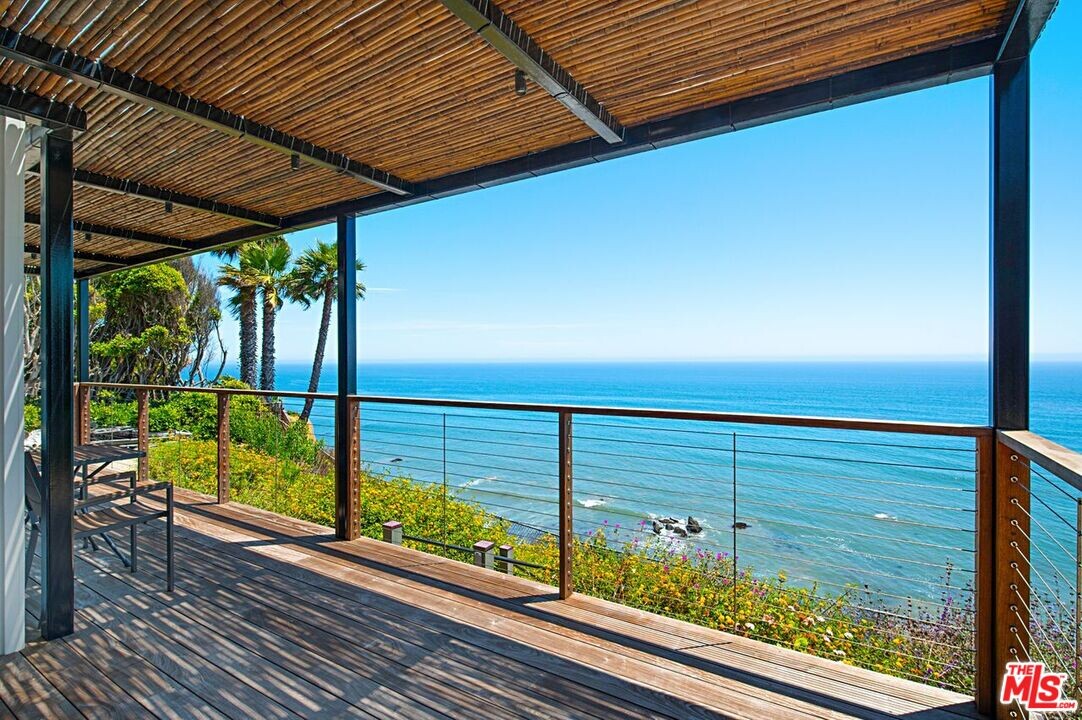 32614 Pacific Coast Hwy in Malibu, CA - Building Photo