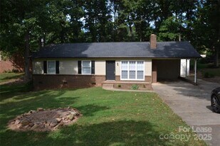 1370 Oak Canopy Rd in Lincolnton, NC - Building Photo