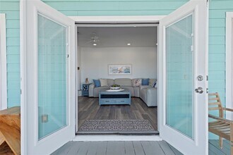 1640 Windsong Way in Tiki Island, TX - Building Photo - Building Photo