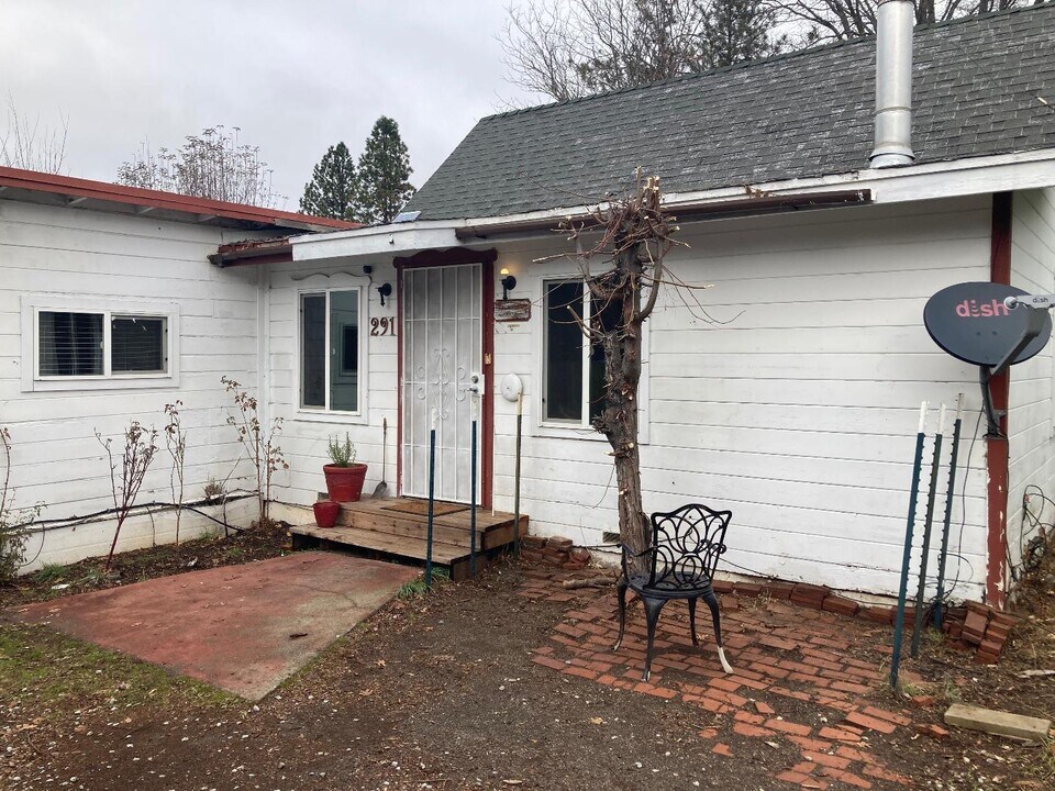 291 Washington St in Weaverville, CA - Building Photo