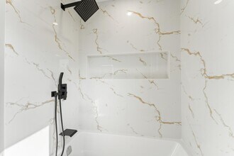 1186 Glenashton Dr in Oakville, ON - Building Photo - Building Photo