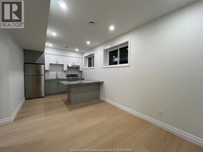 348 Campbell Ave in Windsor, ON - Foto de edificio - Building Photo