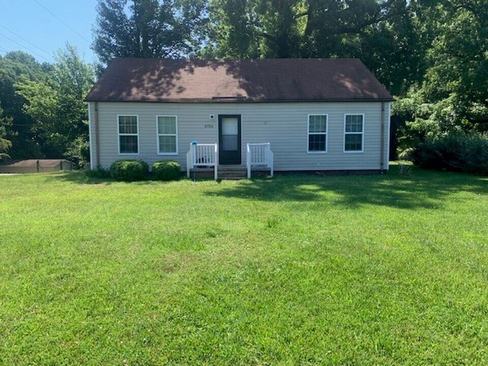 5750 Summit Ave in Browns Summit, NC - Building Photo