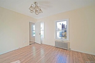 192-23 116th Rd in Queens, NY - Building Photo