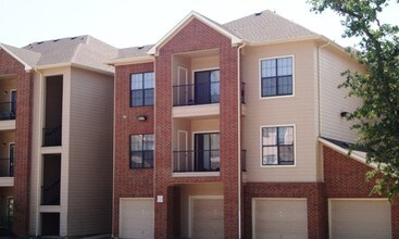 Post Oak East Apartments in Euless, TX - Foto de edificio - Building Photo