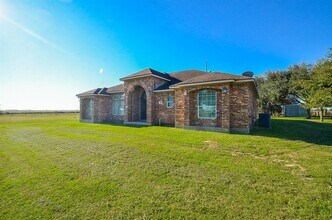 5575 Bollinger Rd in Sealy, TX - Building Photo - Building Photo