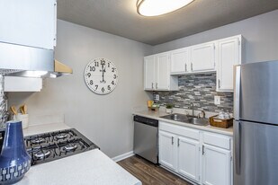 Sutter Lake Apartments in Riverdale, GA - Building Photo