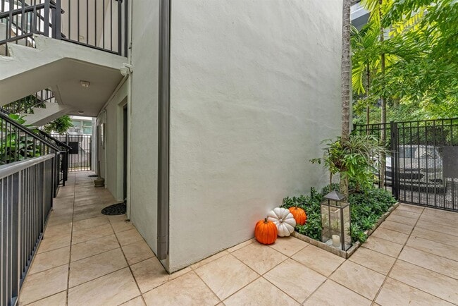150 SW 10th St, Unit 3 in Miami, FL - Foto de edificio - Building Photo
