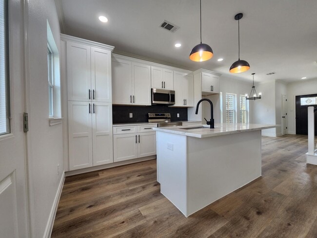 922 W Austin St, Unit A in Conroe, TX - Building Photo - Building Photo