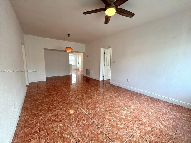 110 NE 56th St in Miami, FL - Foto de edificio - Building Photo