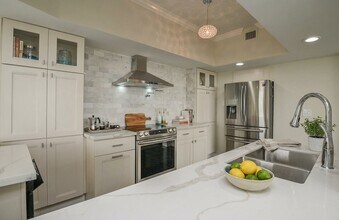 15 Greenway Plz, Unit 19F in Houston, TX - Building Photo - Building Photo