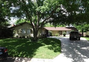 2102 Pompton Dr in Austin, TX - Building Photo