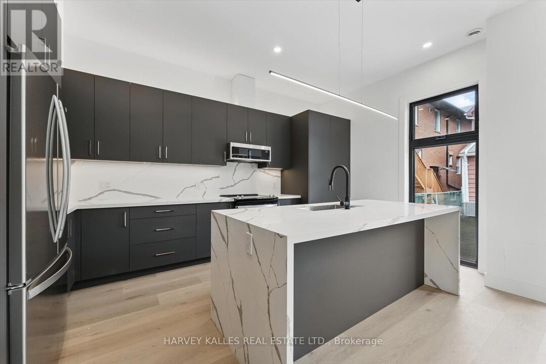 1064 Dufferin St in Toronto, ON - Building Photo