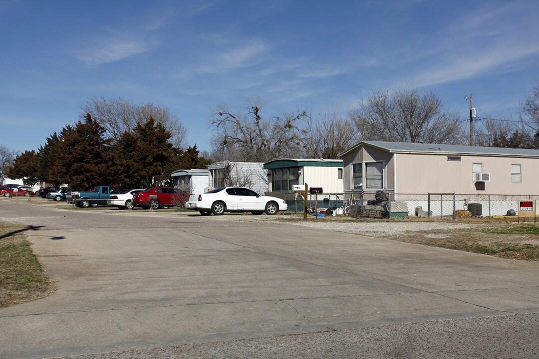 Shamrock Mobile Park in Shawnee, OK - Building Photo