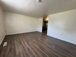 12 University Ave W in Minot, ND - Foto de edificio - Building Photo