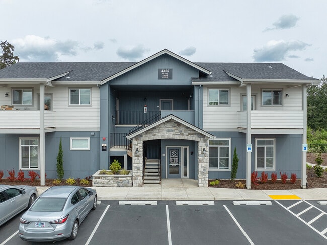 Crestview Crossing Apartments in Newberg, OR - Foto de edificio - Building Photo