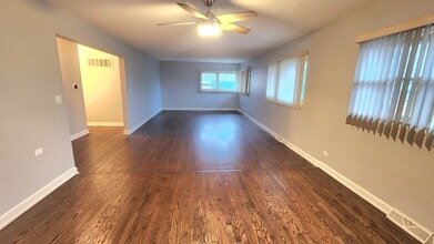 1008 N Milwaukee Ave in Libertyville, IL - Building Photo - Building Photo