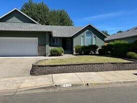 1420 NW Domenico Dr in Roseburg, OR - Building Photo