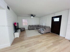 6330 SW 34th St in Miami, FL - Building Photo - Building Photo