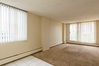 The Mountbatten Apartments in Edmonton, AB - Building Photo - Building Photo
