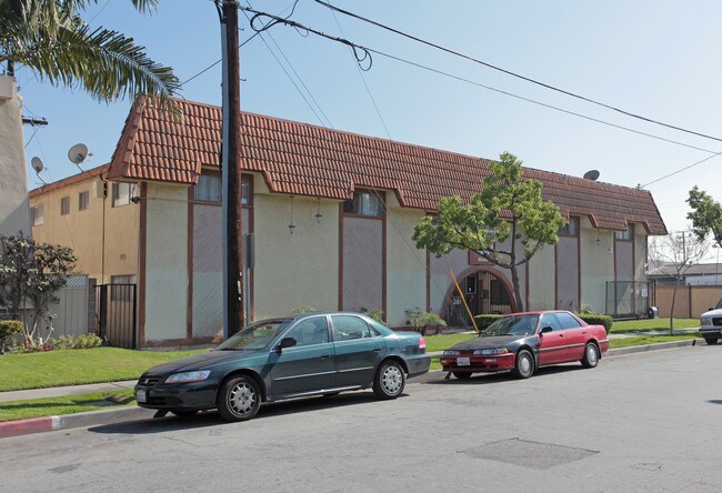 Flora Vista Palms in Bellflower, CA - Foto de edificio - Building Photo