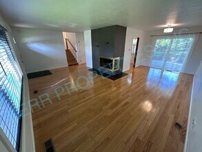 1160 NW Bella Vista Pl in Gresham, OR - Building Photo - Building Photo