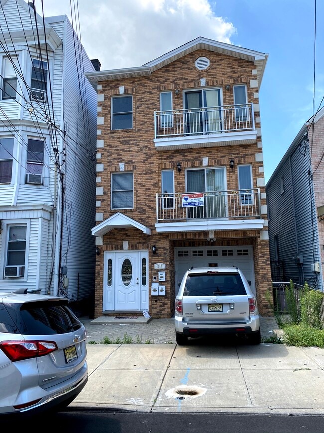 219 Congress St, Unit 1 in Jersey City, NJ - Foto de edificio - Building Photo