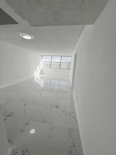 1300 NE Miami Gardens Dr in North Miami Beach, FL - Foto de edificio - Building Photo