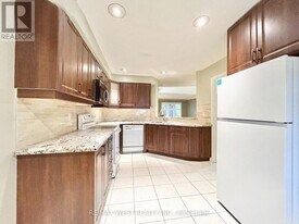 66 Manley Ln in Milton, ON - Building Photo