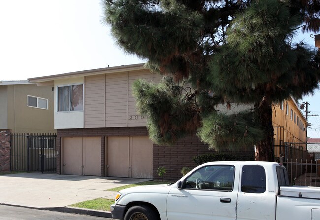 2391 Locust Ave in Long Beach, CA - Foto de edificio - Building Photo