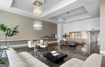 10 Venetian Way, Unit 906 in Miami Beach, FL - Building Photo - Building Photo