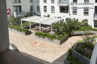 6677 Santa Monica Blvd in Los Angeles, CA - Building Photo - Building Photo