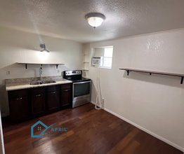 2055 W Summit Ave, Unit D in San Antonio, TX - Building Photo - Building Photo