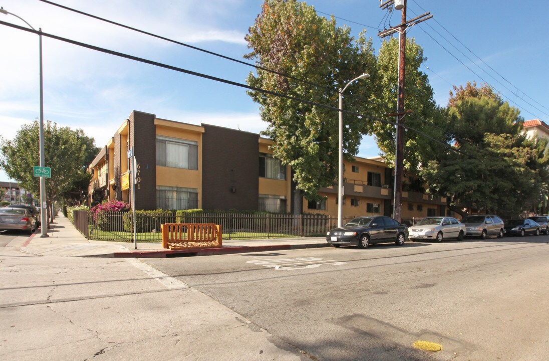 Fountain West Apartments in Los Angeles, CA - Building Photo