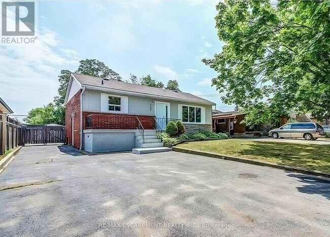 137 Manning Ave in Hamilton, ON - Building Photo - Building Photo