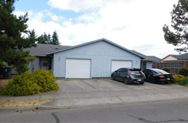1401 W Locust St in Stayton, OR - Building Photo