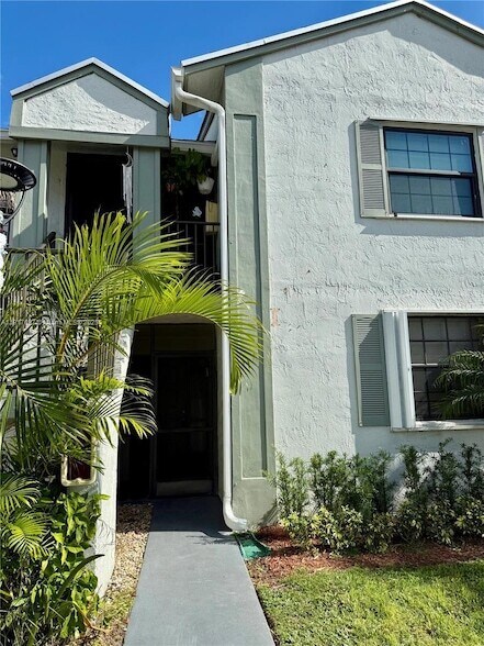 1303 S Liberty Ave, Unit 1303J in Homestead, FL - Foto de edificio