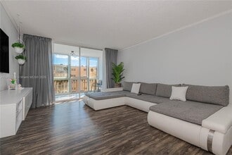 500 NE 12th Ave in Hallandale Beach, FL - Building Photo - Building Photo