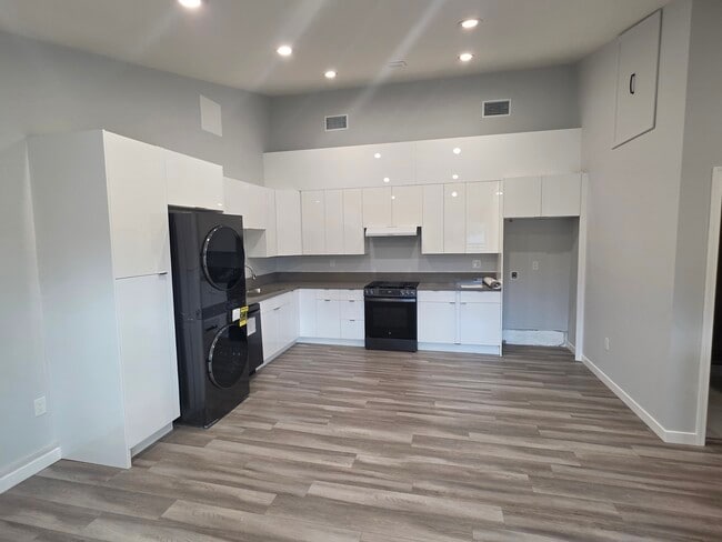 18230 Chase St in Northridge, CA - Building Photo - Building Photo