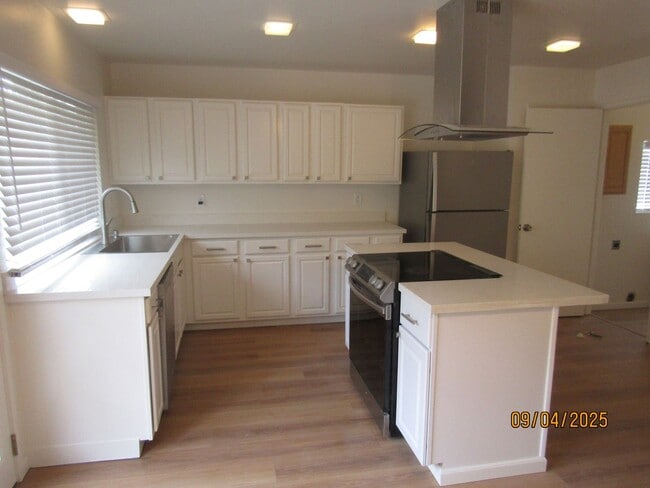 162 Michele Cir in Novato, CA - Building Photo - Building Photo