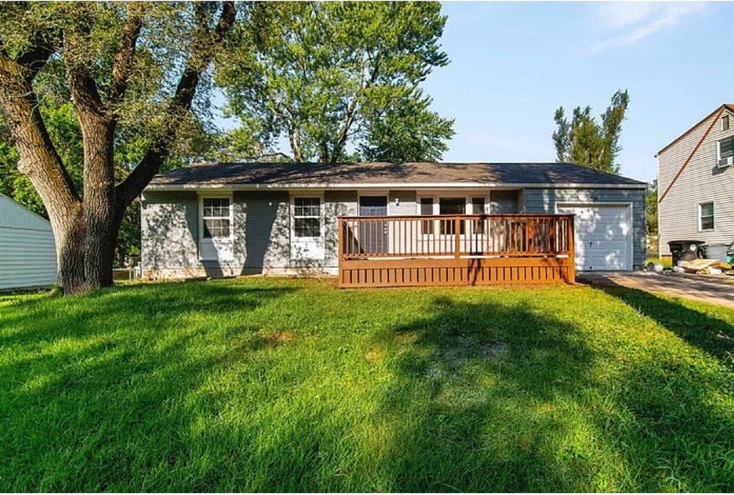 716 Lacy Ln in Belton, MO - Foto de edificio