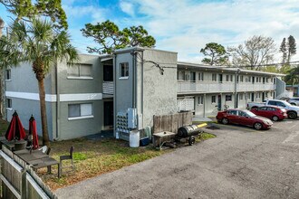 Pinewood in St. Petersburg, FL - Foto de edificio - Building Photo