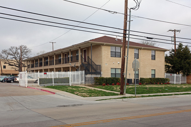 1613 N Britain Rd in Irving, TX - Foto de edificio - Building Photo