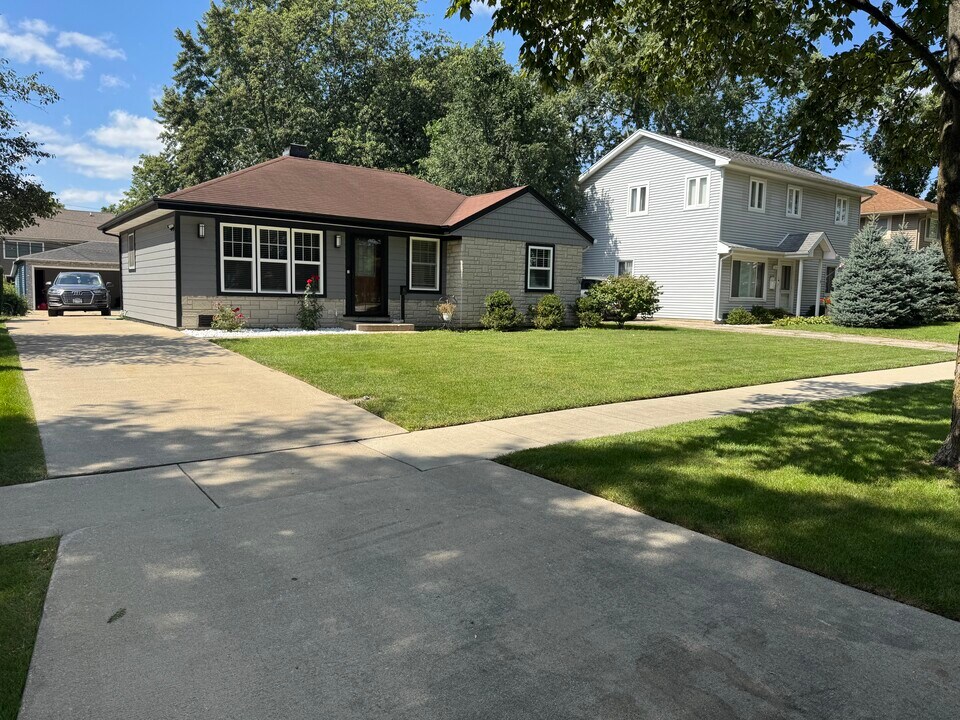 310 N William St in Mount Prospect, IL - Foto de edificio