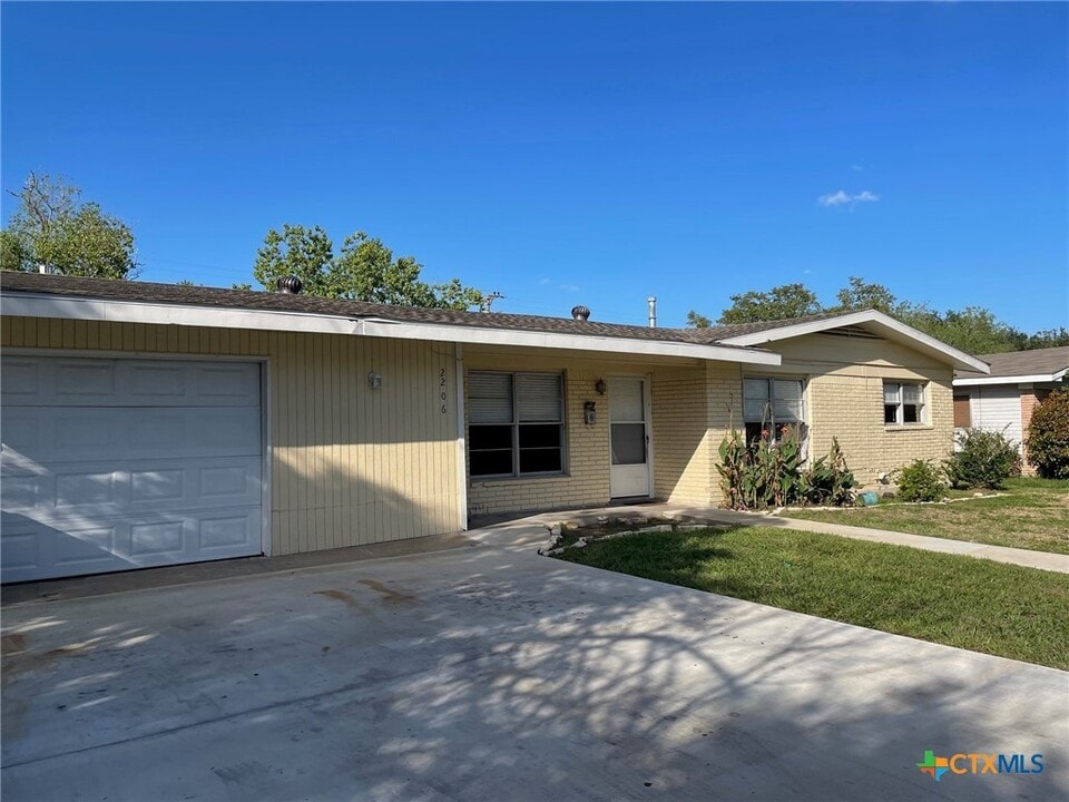 2206 E Locust Ave in Victoria, TX - Building Photo