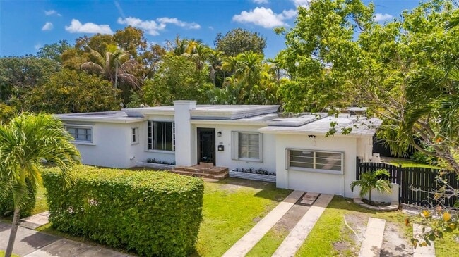 2300 SW 24th St in Miami, FL - Foto de edificio - Building Photo