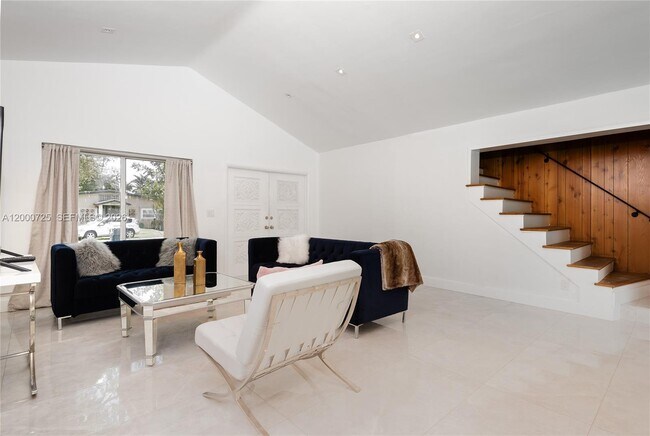 2555 NE 202nd St in Miami, FL - Building Photo - Building Photo