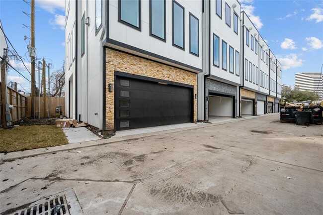 5705 Dolores St in Houston, TX - Building Photo - Building Photo